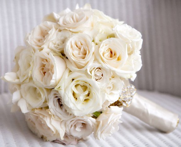 Chic white-roses-gardenia-bridal-bouquet