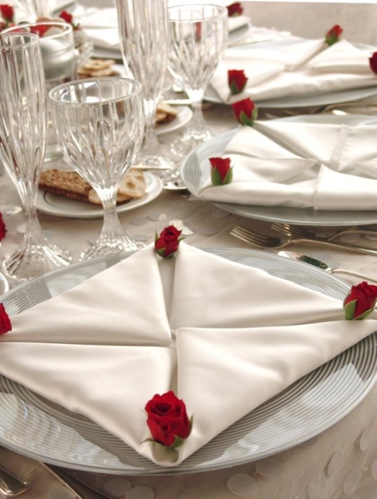Elegant white with red roses wedding table decorations