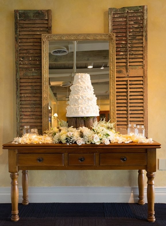Vinatge Chic wedding cake table