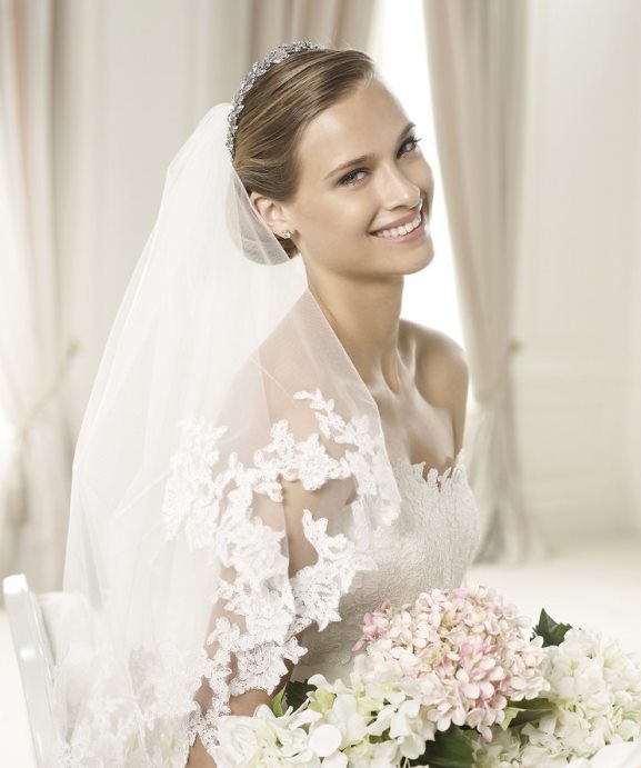 Short Lace Trim Wedding Veil