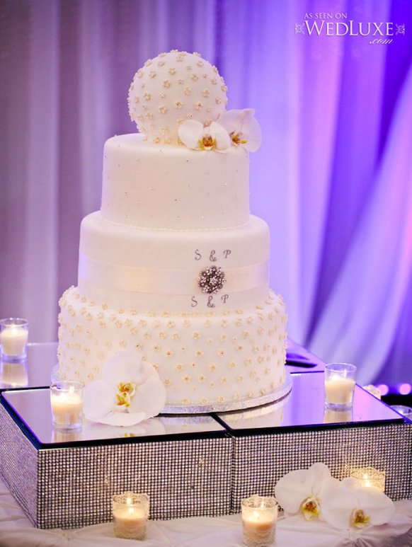 Silver Wedding Theme wedding cake ideas
