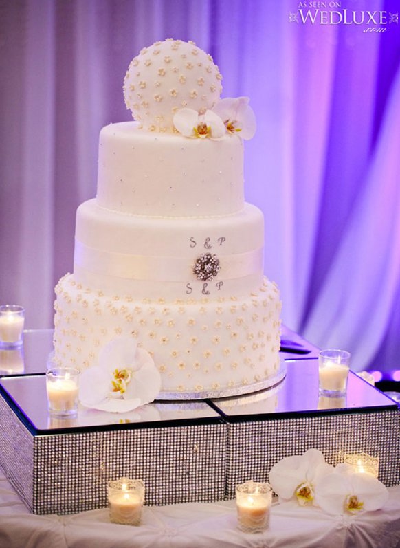 Stylish Wedding Cake table decorationss with crystal stand