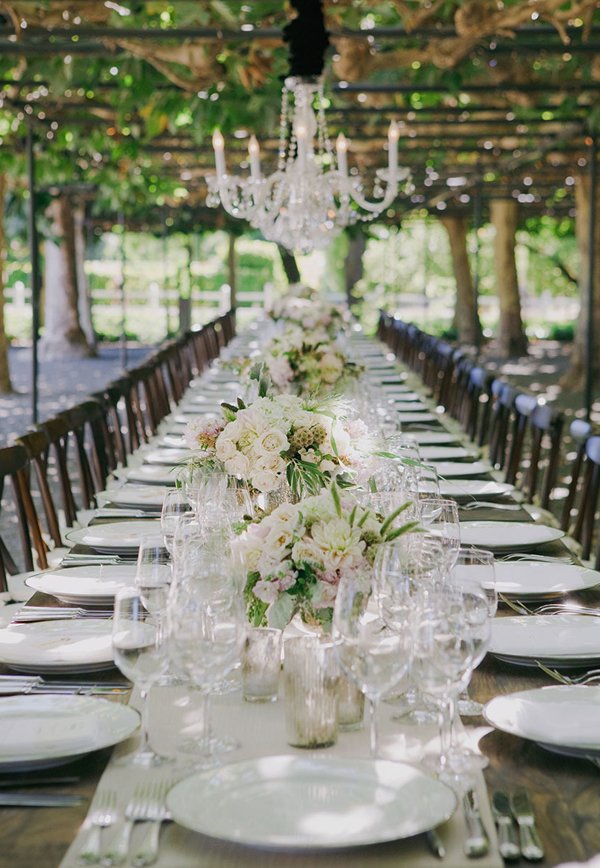 Long Table Wedding Chalndier Decorations _Yvonne Wong Photography